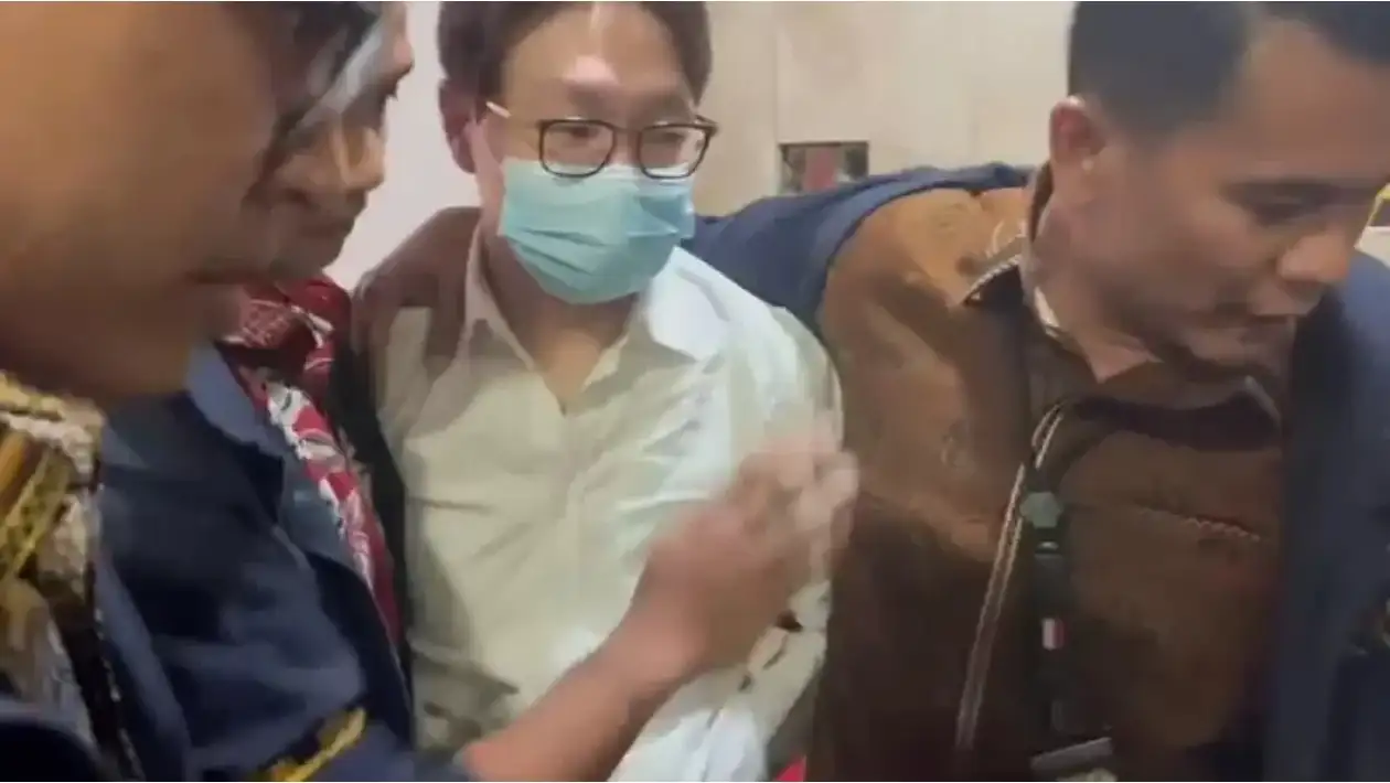 Dokter Richard Lee Ditangkap Polisi Terkait Laporan Doktif Amira Farahnaz, Sembunyikan Tangan Diborgol